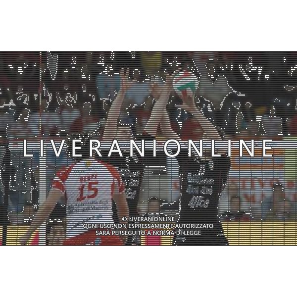 CAMPIONATO DI VOLLEY A1 MASCHILE 14/05/2006-FINALE SCUDETTO GARA3 LUBE MACERATA-SISLEY TREVISO NELLA FOTO: TENCATI, VERMIGLIO (SISLEY)-HERPE(LUBE) PH.VITEZ/AGENZIA ALDO LIVERANI 