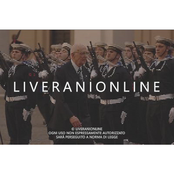 ROMA, 15 MAGGIO 2006 QUIRINALE INSEDIAMENTO DEL PRESIDENTE DELLA REPUBBLICA GIORGIO NAPOLITANO NELLA FOTO IL PRESIDENTE DELLA REPUBBLICA GIORGIO NAPOLITANO PASSA IN RASSEGNA IL PICCHETTO D\'ONORE FOTO AG ALDO LIVERANI
