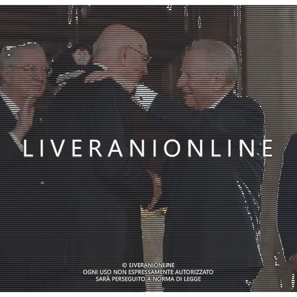 ROMA, 15 MAGGIO 2006 QUIRINALE INSEDIAMENTO DEL PRESIDENTE DELLA REPUBBLICA GIORGIO NAPOLITANO NELLA FOTO L\' ABBRACCIANO TRA IL NEO PRESIDENTE DELLA REPUBBLICA GIORGIO NAPOLITANO E IL PRESIDENTE USCENTE CARLO AZEGLIO CIAMPI FOTO AG ALDO LIVERANI