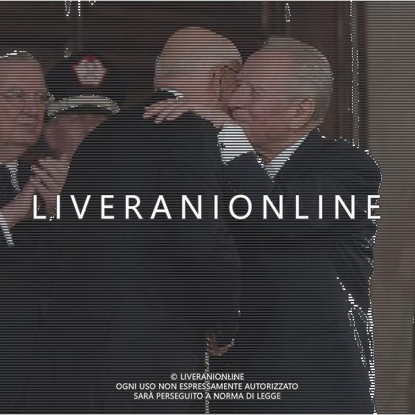 ROMA, 15 MAGGIO 2006 QUIRINALE INSEDIAMENTO DEL PRESIDENTE DELLA REPUBBLICA GIORGIO NAPOLITANO NELLA FOTO L\' ABBRACCIANO TRA IL NEO PRESIDENTE DELLA REPUBBLICA GIORGIO NAPOLITANO E IL PRESIDENTE USCENTE CARLO AZEGLIO CIAMPI FOTO AG ALDO LIVERANI