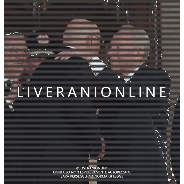 ROMA, 15 MAGGIO 2006 QUIRINALE INSEDIAMENTO DEL PRESIDENTE DELLA REPUBBLICA GIORGIO NAPOLITANO NELLA FOTO L\' ABBRACCIANO TRA IL NEO PRESIDENTE DELLA REPUBBLICA GIORGIO NAPOLITANO E IL PRESIDENTE USCENTE CARLO AZEGLIO CIAMPI FOTO AG ALDO LIVERANI