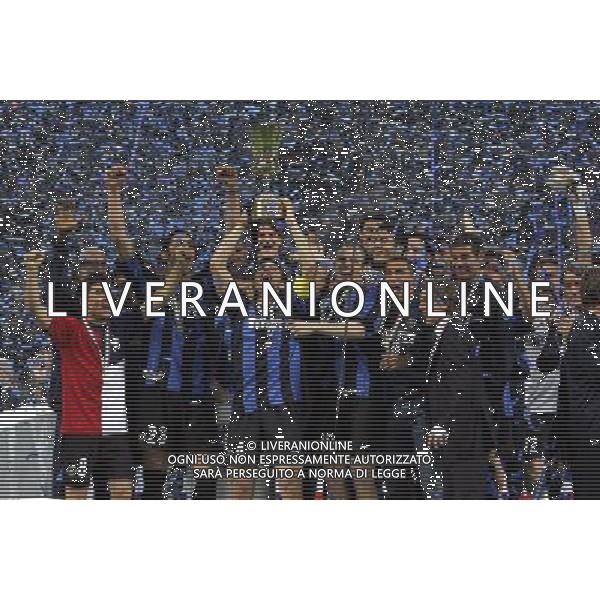 Milano 11/05/2006 Finale Coppa Italia TIM 2005/06 inter-roma nella foto zanetti alza la coppa italia ph marco luzzani/ag aldo liverani s.a.s.