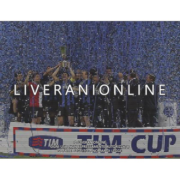Milano 11/05/2006 Finale Coppa Italia TIM 2005/06 inter-roma nella foto zanetti alza la coppa italia ph marco luzzani/ag aldo liverani s.a.s.