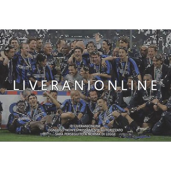 Milano 11/05/2006 Finale Coppa Italia TIM 2005/06 inter-roma nella foto gruppo inter con coppa italia ph marco luzzani/ag aldo liverani s.a.s.
