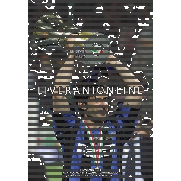 Milano 11/05/2006 Finale Coppa Italia TIM 2005/06 inter-roma nella foto figo con coppa italia ph marco luzzani/ag aldo liverani s.a.s.