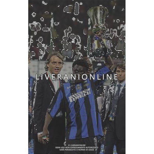 Milano 11/05/2006 Finale Coppa Italia TIM 2005/06 inter-roma nella foto martins e mancini con coppa italia ph marco luzzani/ag aldo liverani s.a.s.