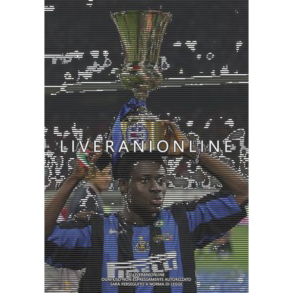 Milano 11/05/2006 Finale Coppa Italia TIM 2005/06 inter-roma nella foto martins con coppa italia ph marco luzzani/ag aldo liverani s.a.s.