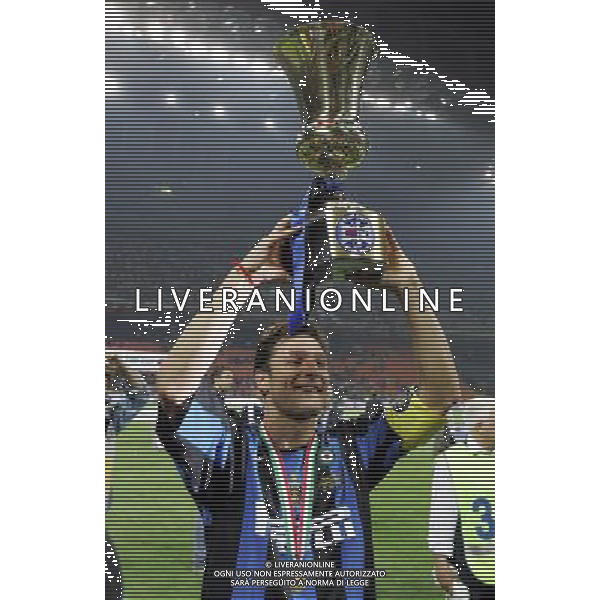 Milano 11/05/2006 Finale Coppa Italia TIM 2005/06 inter-roma nella foto zanetti javier con coppa italia ph marco luzzani/ag aldo liverani s.a.s.