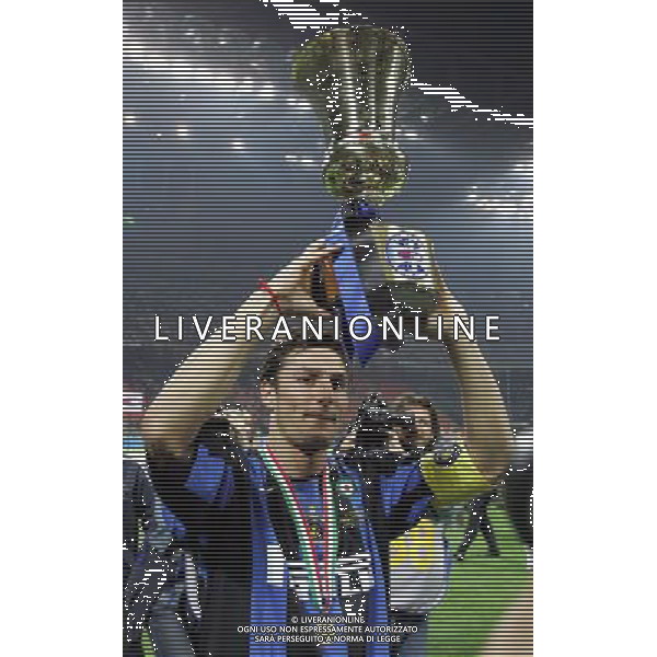 Milano 11/05/2006 Finale Coppa Italia TIM 2005/06 inter-roma nella foto zanetti javier con coppa italia ph marco luzzani/ag aldo liverani s.a.s.