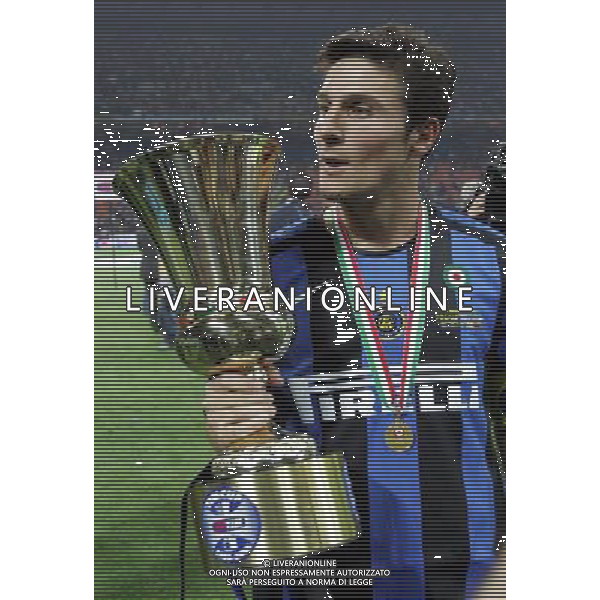 Milano 11/05/2006 Finale Coppa Italia TIM 2005/06 inter-roma nella foto zanetti javier con coppa italia ph marco luzzani/ag aldo liverani s.a.s.