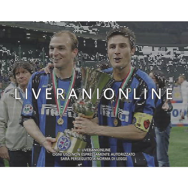 Milano 11/05/2006 Finale Coppa Italia TIM 2005/06 inter-roma nella foto zanetti e cambiasso con coppa italia ph marco luzzani/ag aldo liverani s.a.s.