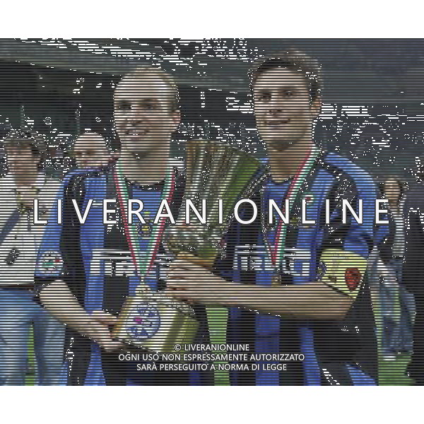 Milano 11/05/2006 Finale Coppa Italia TIM 2005/06 inter-roma nella foto zanetti e cambiasso con coppa italia ph marco luzzani/ag aldo liverani s.a.s.