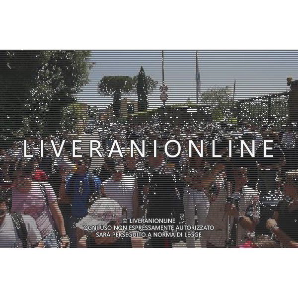 Coverciano (Fi) 22/05/2006 Raduno della Nazionale Italiana di Calcio nella foto i tifosi all\'esterno del centro sportivo ph gianni nucci/ag. aldo liverani