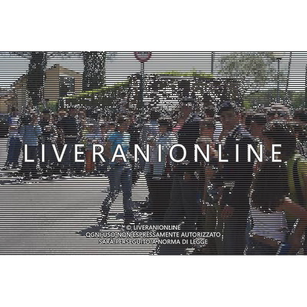 Coverciano (Fi) 22/05/2006 Raduno della Nazionale Italiana di Calcio nella foto i tifosi all\'esterno del centro sportivo ph gianni nucci/ag. aldo liverani