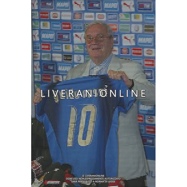 Coverciano (Fi) 22/05/2006 Raduno della Nazionale Italiana di Calcio nella foto guido rossi (commissario FIGC) in conferenza stampa con la maglia della nazionale personalizzata ph gianni nucci/ag. aldo liverani