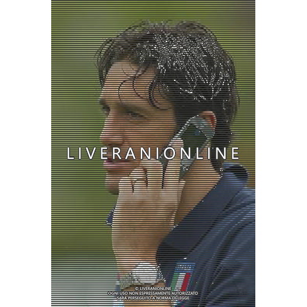Coverciano (Fi) 23/05/2006 Allenamento nazionale italiana (secondo giorno) nella foto luca toni al telefonino ph gianni nucci/ag. aldo liverani