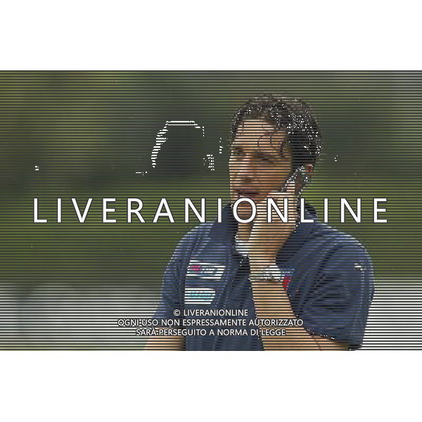 Coverciano (Fi) 23/05/2006 Allenamento nazionale italiana (secondo giorno) nella foto luca toni al telefonino ph gianni nucci/ag. aldo liverani