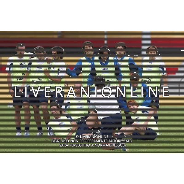 EUROPEI PORTOGALLO 2006 NAZIONALE ITALIANA UNDER 21 AVEIRO 22/05/2006 NELLA FOTO: I GIOCATORI DELL\'UNDER 21 SI FOTOGRAFA ALLA FINE DEL PRIMO ALLENAMENTO PH BELLINI/AG. ALDO LIVERANI