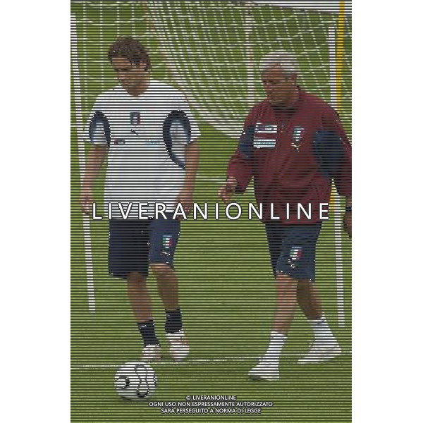 Coverciano (Fi) 24/05/2006 allenamento della Nazionale Italiana di Calcio in ritiro nella foto marcello lippi con francesco totti ph gianni nucci/ag. aldo liverani
