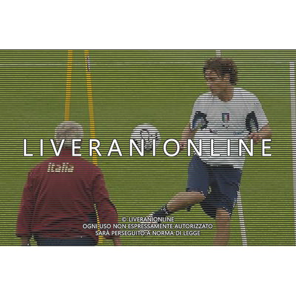 Coverciano (Fi) 24/05/2006 allenamento della Nazionale Italiana di Calcio in ritiro nella foto marcello lippi con francesco totti ph gianni nucci/ag. aldo liverani