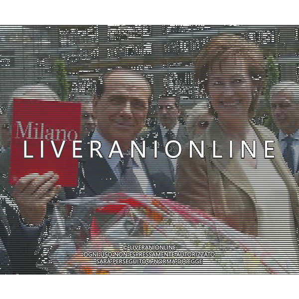 MILANO 24/5/2006 VISITA DI SILVIO BERLUSCONI A MILANO PER LA CAMPAGNA ELETTORALE DELLE COMUNALI 2006 NELLA FOTO SILVIO BERLUSCON E LETIZIA MORATTI NELL\' AREA DEL PORTELLO FOTO ROMANO/AG ALDO LIVERANI
