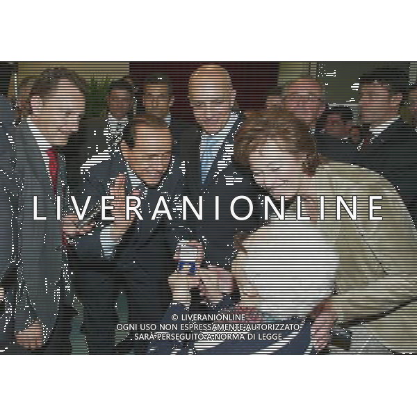 MILANO 24/5/2006 VISITA DI SILVIO BERLUSCONI A MILANO PER LA CAMPAGNA ELETTORALE DELLE COMUNALI 2006 NELLA FOTO SILVIO BERLUSCONI CON GABRIELE ALBERTINI, LETIZIA MORATTI E VINCENZO GIUDICE, NEL PIO ALBERGO TRIVULZIO MENTRE DANNO L\' AMBROGINO D\' ORO AD UN