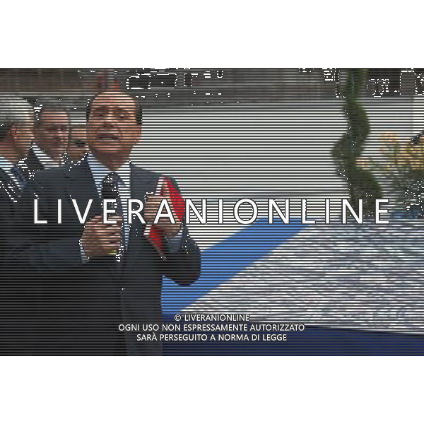 MILANO 24/5/2006 VISITA DI SILVIO BERLUSCONI A MILANO PER LA CAMPAGNA ELETTORALE DELLE COMUNALI 2006 NELLA FOTO SILVIO BERLUSCONI NELL\' AREA DEL PORTELLO FOTO ROMANO/AG ALDO LIVERANI