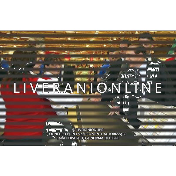 MILANO 24/5/2006 VISITA DI SILVIO BERLUSCONI A MILANO PER LA CAMPAGNA ELETTORALE DELLE COMUNALI 2006 NELLA FOTO SILVIO BERLUSCON NEL SUPERMERCATO ALIMENTARE DELL\' AREA DEL PORTELLO FOTO ROMANO/AG ALDO LIVERANI