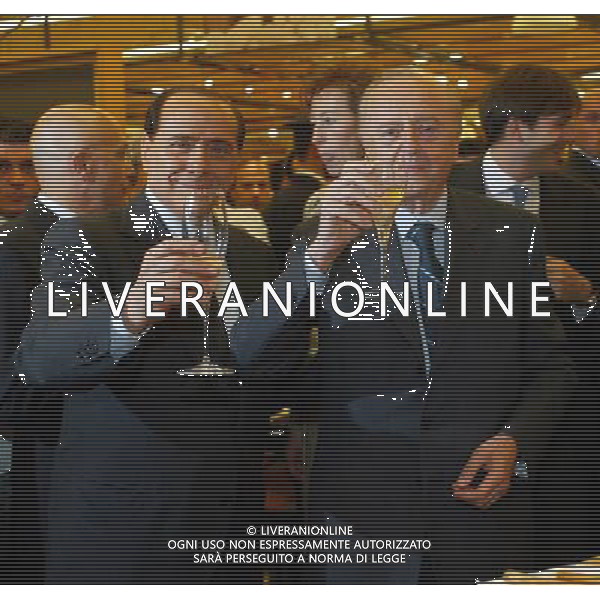 MILANO 24/5/2006 VISITA DI SILVIO BERLUSCONI A MILANO PER LA CAMPAGNA ELETTORALE DELLE COMUNALI 2006 NELLA FOTO SILVIO BERLUSCON BRINDA NEL SUPERMERCATO ALIMENTARE DELL\' AREA DEL PORTELLO FOTO ROMANO/AG ALDO LIVERANI