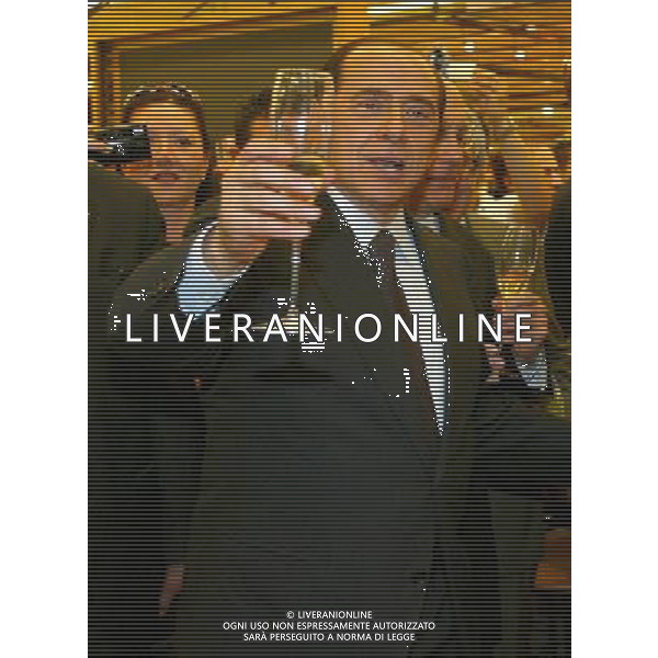 MILANO 24/5/2006 VISITA DI SILVIO BERLUSCONI A MILANO PER LA CAMPAGNA ELETTORALE DELLE COMUNALI 2006 NELLA FOTO SILVIO BERLUSCONI BRINDA NEL SUPERMERCATO ALIMENTARE NELL\' AREA DEL PORTELLO FOTO ROMANO/AG ALDO LIVERANI
