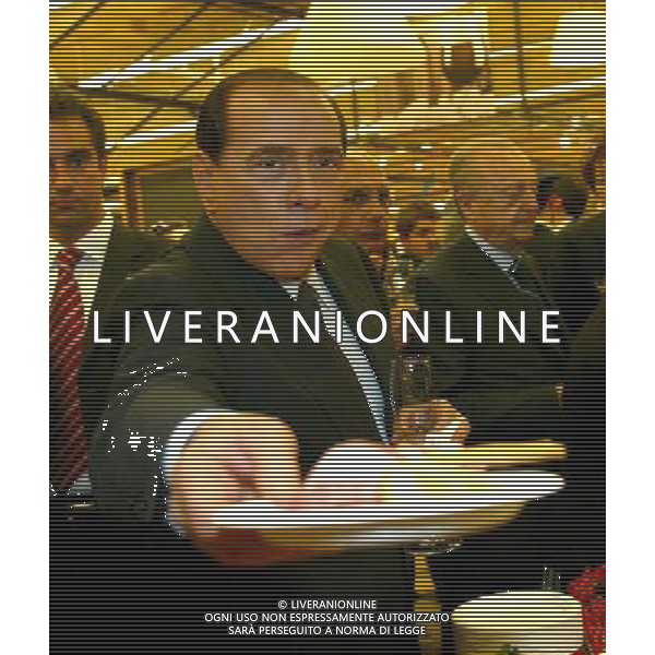 MILANO 24/5/2006 VISITA DI SILVIO BERLUSCONI A MILANO PER LA CAMPAGNA ELETTORALE DELLE COMUNALI 2006 NELLA FOTO SILVIO BERLUSCONI NEL SUPERMERCATO ALIMENTARE DELL\' AREA DEL PORTELLO FOTO ROMANO/AG ALDO LIVERANI