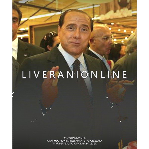 MILANO 24/5/2006 VISITA DI SILVIO BERLUSCONI A MILANO PER LA CAMPAGNA ELETTORALE DELLE COMUNALI 2006 NELLA FOTO SILVIO BERLUSCONI NEL SUPERMERCATO ALIMENTARE DELL\' AREA DEL PORTELLO FOTO ROMANO/AG ALDO LIVERANI