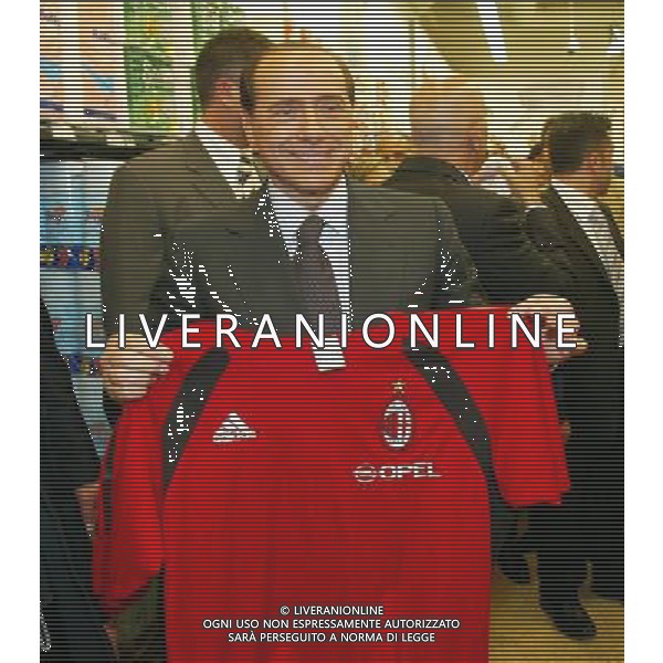 MILANO 24/5/2006 VISITA DI SILVIO BERLUSCONI A MILANO PER LA CAMPAGNA ELETTORALE DELLE COMUNALI 2006 NELLA FOTO SILVIO BERLUSCONI CON LA MAGLIETTA DEL MILAN NEL SUPERMERCATO ALIMENTARE DELL\' AREA DEL PORTELLO FOTO ROMANO/AG ALDO LIVERANI