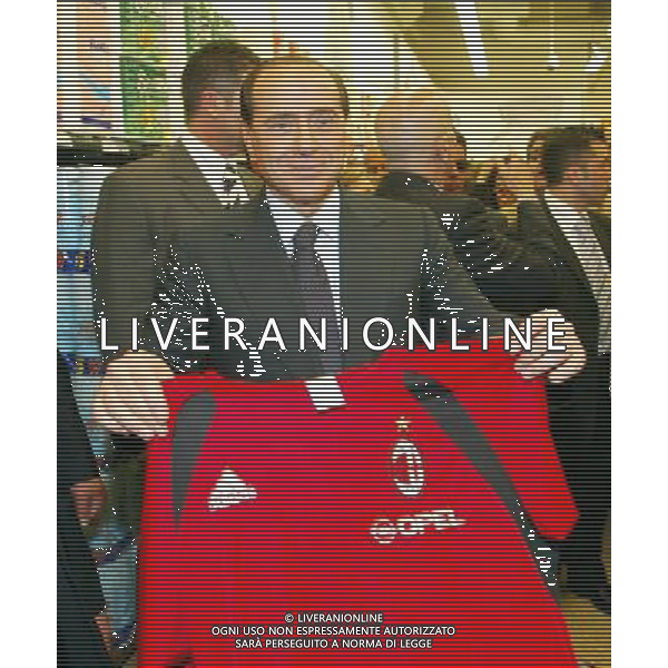 MILANO 24/5/2006 VISITA DI SILVIO BERLUSCONI A MILANO PER LA CAMPAGNA ELETTORALE DELLE COMUNALI 2006 NELLA FOTO SILVIO BERLUSCONI NEL SUPERMERCATO ALIMENTARE DELL\' AREA DEL PORTELLO CON LA MAGLIETTA DEL MILAN FOTO ROMANO/AG ALDO LIVERANI