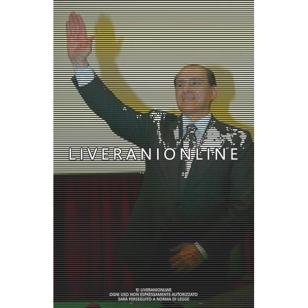 MILANO 24/5/2006 VISITA DI SILVIO BERLUSCONI A MILANO PER LA CAMPAGNA ELETTORALE DELLE COMUNALI 2006 NELLA FOTO SILVIO BERLUSCONI NEL PIO ALBERGO TRIVULZIO FOTO ROMANO/AG ALDO LIVERANI