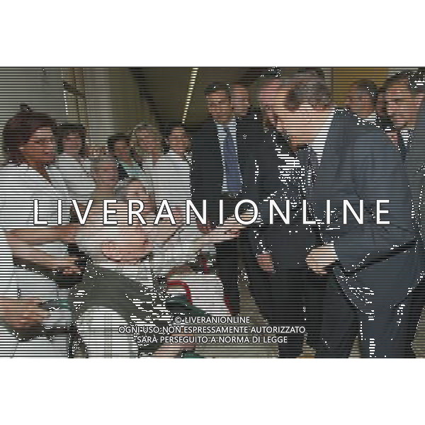 MILANO 24/5/2006 VISITA DI SILVIO BERLUSCONI A MILANO PER LA CAMPAGNA ELETTORALE DELLE COMUNALI 2006 NELLA FOTO SILVIO BERLUSCONI NEL PIO ALBERGO TRIVULZIO MENTRE SALUTA UN\' ANZIANA SIGNORA FOTO ROMANO/AG ALDO LIVERANI