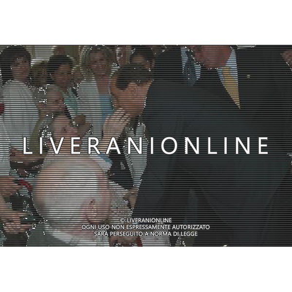 MILANO 24/5/2006 VISITA DI SILVIO BERLUSCONI A MILANO PER LA CAMPAGNA ELETTORALE DELLE COMUNALI 2006 NELLA FOTO SILVIO BERLUSCONI NEL PIO ALBERGO TRIVULZIO MENTRE SALUTA UN\' ANZIANA SIGNORA FOTO ROMANO/AG ALDO LIVERANI