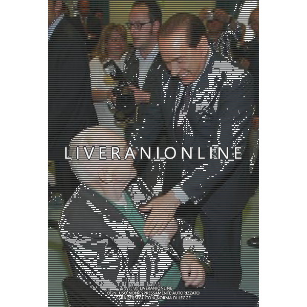 MILANO 24/5/2006 VISITA DI SILVIO BERLUSCONI A MILANO PER LA CAMPAGNA ELETTORALE DELLE COMUNALI 2006 NELLA FOTO SILVIO BERLUSCONI NEL PIO ALBERGO TRIVULZIO MENTRE SALUTA UN\' ANZIANA SIGNORA FOTO ROMANO/AG ALDO LIVERANI