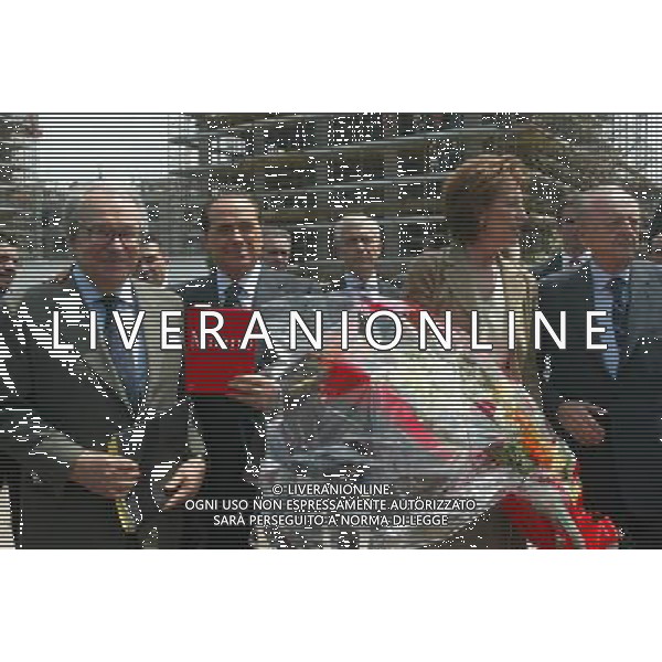 MILANO 24/5/2006 VISITA DI SILVIO BERLUSCONI A MILANO PER LA CAMPAGNA ELETTORALE DELLE COMUNALI 2006 NELLA FOTO SILVIO BERLUSCON E LETIZIA MORATTI NELL\' AREA DEL PORTELLO FOTO ROMANO/AG ALDO LIVERANI