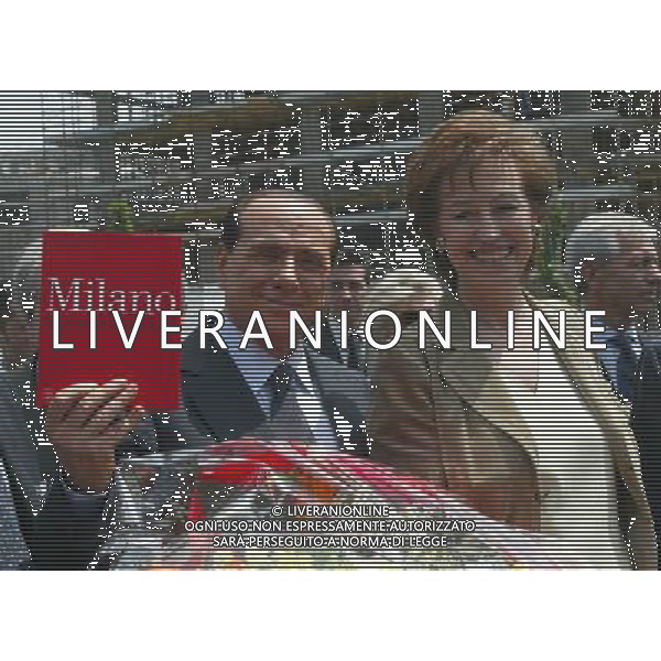 MILANO 24/5/2006 VISITA DI SILVIO BERLUSCONI A MILANO PER LA CAMPAGNA ELETTORALE DELLE COMUNALI 2006 NELLA FOTO SILVIO BERLUSCON E LETIZIA MORATTI NELL\' AREA DEL PORTELLO FOTO ROMANO/AG ALDO LIVERANI