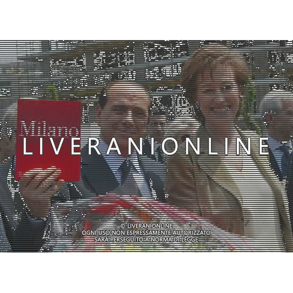 MILANO 24/5/2006 VISITA DI SILVIO BERLUSCONI A MILANO PER LA CAMPAGNA ELETTORALE DELLE COMUNALI 2006 NELLA FOTO SILVIO BERLUSCON E LETIZIA MORATTI NELL\' AREA DEL PORTELLO FOTO ROMANO/AG ALDO LIVERANI