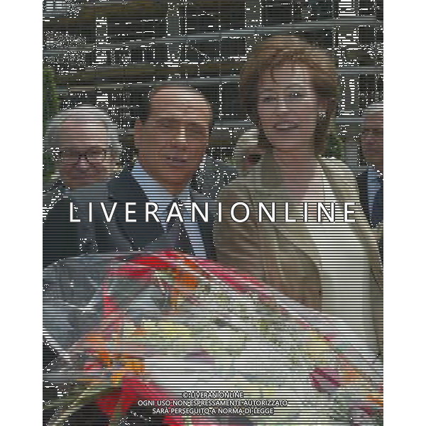 MILANO 24/5/2006 VISITA DI SILVIO BERLUSCONI A MILANO PER LA CAMPAGNA ELETTORALE DELLE COMUNALI 2006 NELLA FOTO SILVIO BERLUSCON E LETIZIA MORATTI NELL\' AREA DEL PORTELLO FOTO ROMANO/AG ALDO LIVERANI
