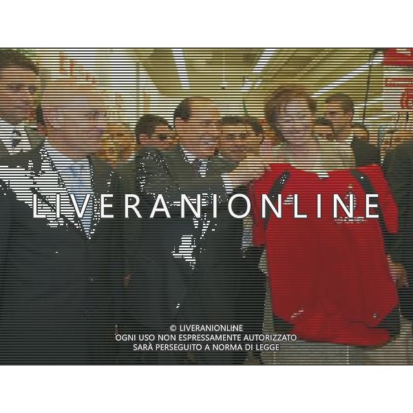 MILANO 24/5/2006 VISITA DI SILVIO BERLUSCONI A MILANO PER LA CAMPAGNA ELETTORALE DELLE COMUNALI 2006 NELLA FOTO SILVIO BERLUSCONI DONA A LETIZIA MORATTI LA MAGLIETTA DEL MILAN NEL SUPERMERCATO ALIMENTARE DELL\' AREA DEL PORTELLO FOTO ROMANO/AG ALDO LIVE
