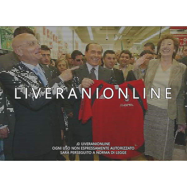 MILANO 24/5/2006 VISITA DI SILVIO BERLUSCONI A MILANO PER LA CAMPAGNA ELETTORALE DELLE COMUNALI 2006 NELLA FOTO SILVIO BERLUSCONI DONA A LETIZIA MORATTI LA MAGLIETTA DEL MILAN NEL SUPERMERCATO ALIMENTARE DELL\' AREA DEL PORTELLO FOTO ROMANO/AG ALDO LIVE