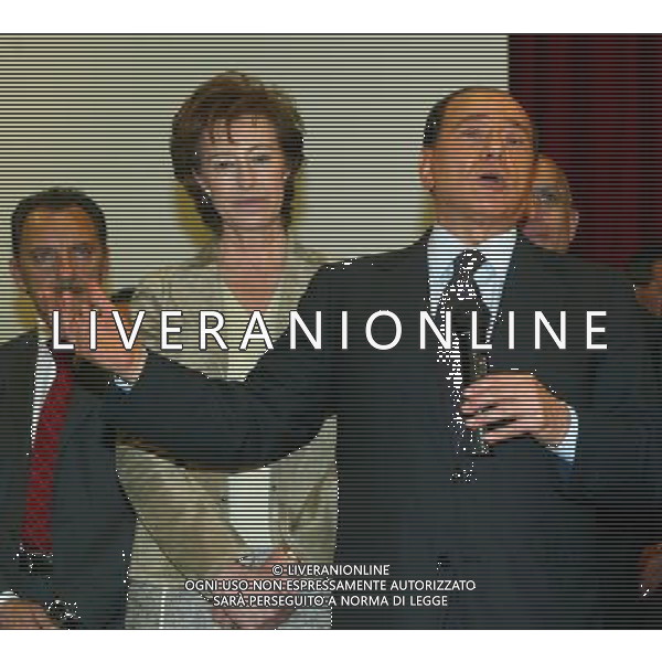 MILANO 24/5/2006 VISITA DI SILVIO BERLUSCONI A MILANO PER LA CAMPAGNA ELETTORALE DELLE COMUNALI 2006 NELLA FOTO SILVIO BERLUSCONI CON LETIZIA MORATTI NEL PIO ALBERGO TRIVULZIO FOTO ROMANO/AG ALDO LIVERANI