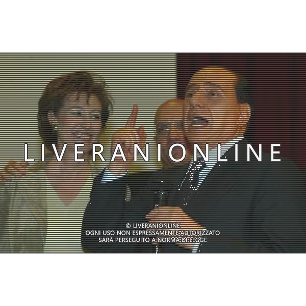 MILANO 24/5/2006 VISITA DI SILVIO BERLUSCONI A MILANO PER LA CAMPAGNA ELETTORALE DELLE COMUNALI 2006 NELLA FOTO SILVIO BERLUSCONI CON LETIZIA MORATTI NEL PIO ALBERGO TRIVULZIO FOTO ROMANO/AG ALDO LIVERANI