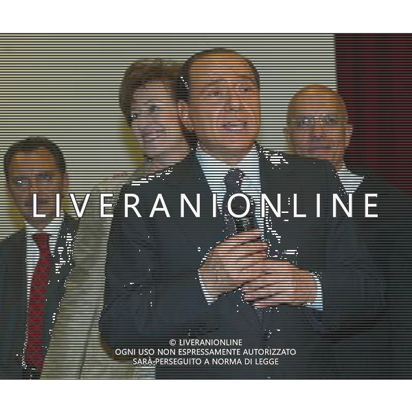 MILANO 24/5/2006 VISITA DI SILVIO BERLUSCONI A MILANO PER LA CAMPAGNA ELETTORALE DELLE COMUNALI 2006 NELLA FOTO SILVIO BERLUSCONI CON LETIZIA MORATTI NEL PIO ALBERGO TRIVULZIO FOTO ROMANO/AG ALDO LIVERANI