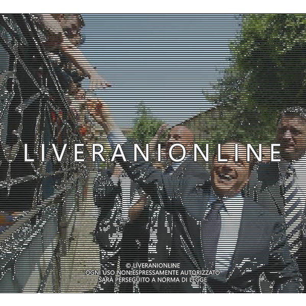 MILANO 24/5/2006 VISITA DI SILVIO BERLUSCONI A MILANO PER LA CAMPAGNA ELETTORALE DELLE COMUNALI 2006 NELLA FOTO SILVIO BERLUSCONI NEL PIO ALBERGO TRIVULZIO MENTRE SALUTA IL PERSONALE FOTO ROMANO/AG ALDO LIVERANI