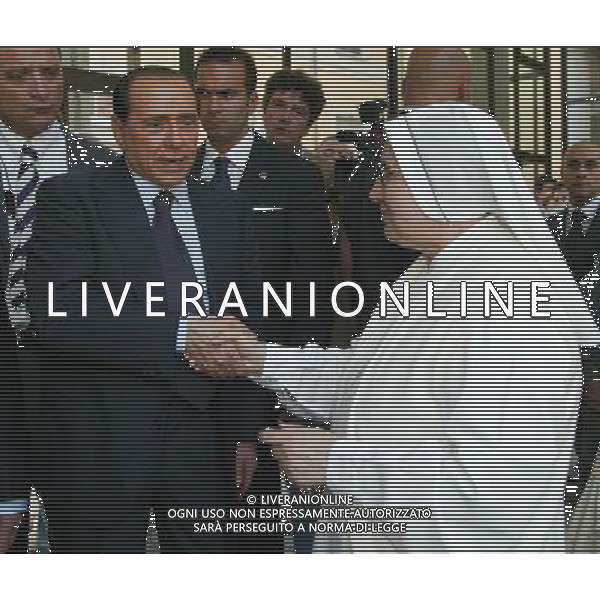 MILANO 24/5/2006 VISITA DI SILVIO BERLUSCONI A MILANO PER LA CAMPAGNA ELETTORALE DELLE COMUNALI 2006 NELLA FOTO SILVIO BERLUSCONI E UNA SUORA ALLA QUALE HA APPENA PROMESSO UNA DONAZIONE, PER MEZZO DI SUA MADRE ROSA BOSSI, DI 500.000 EURO (UN MILIARDO CIR