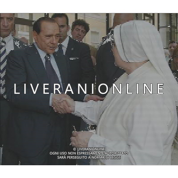 MILANO 24/5/2006 VISITA DI SILVIO BERLUSCONI A MILANO PER LA CAMPAGNA ELETTORALE DELLE COMUNALI 2006 NELLA FOTO SILVIO BERLUSCONI E UNA SUORA ALLA QUALE HA APPENA PROMESSO UNA DONAZIONE, PER MEZZO DI SUA MADRE ROSA BOSSI, DI 500.000 EURO (UN MILIARDO CIR